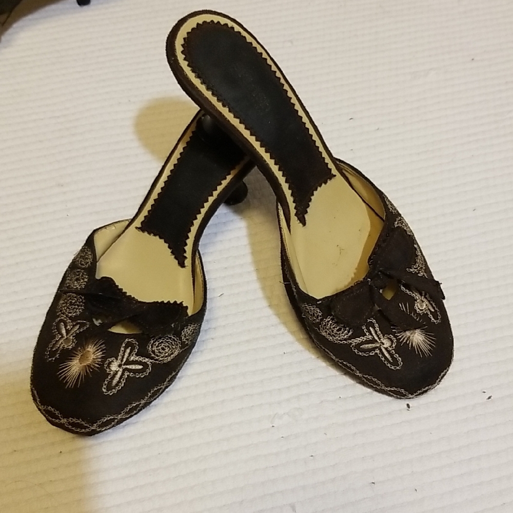 2/$16 🤩 - Sz 7 Cute Brown Embroidered Mules